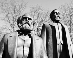 Marx y Engels, encerrados en el bronce.